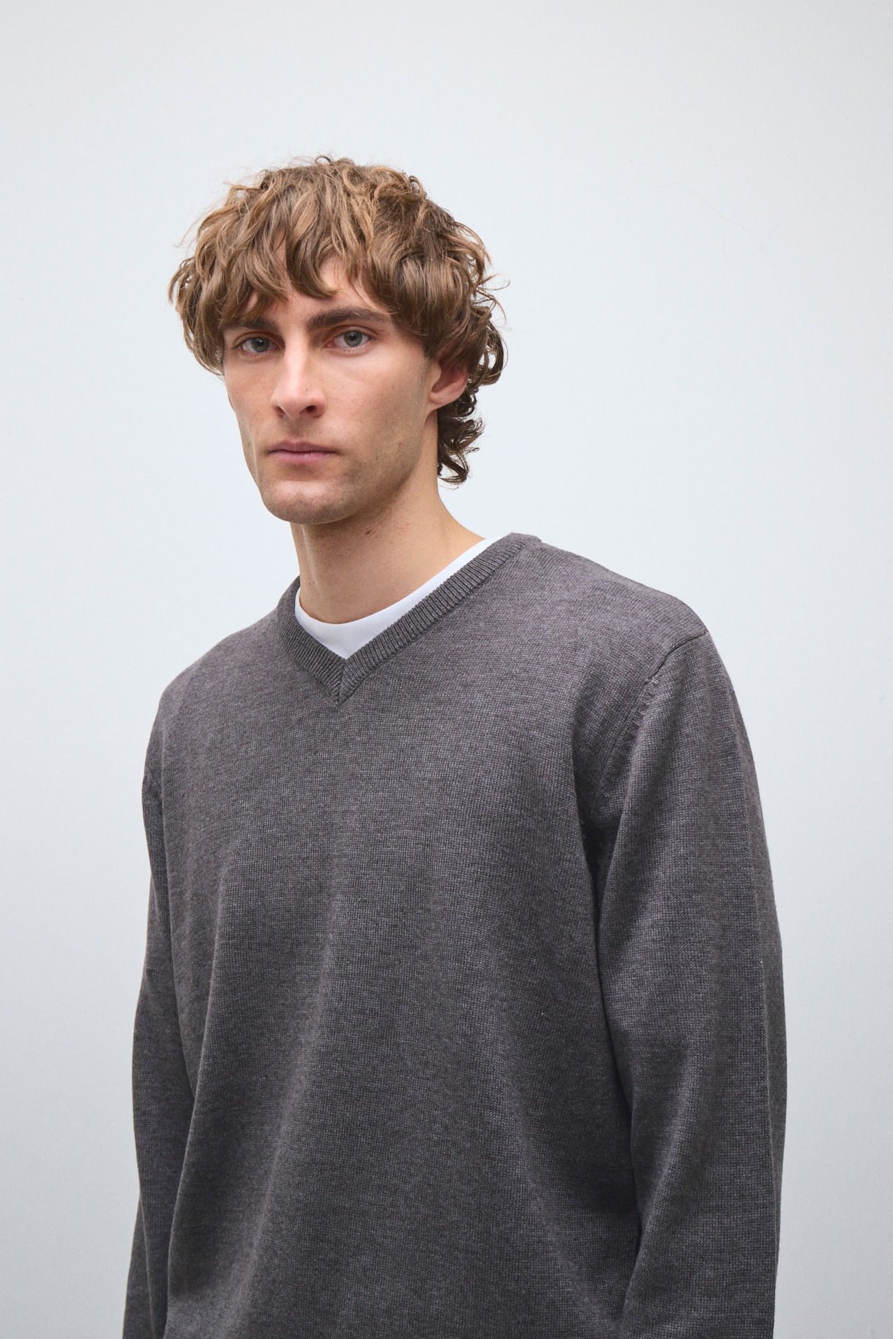 Sweater cuello V liso — imagen 2