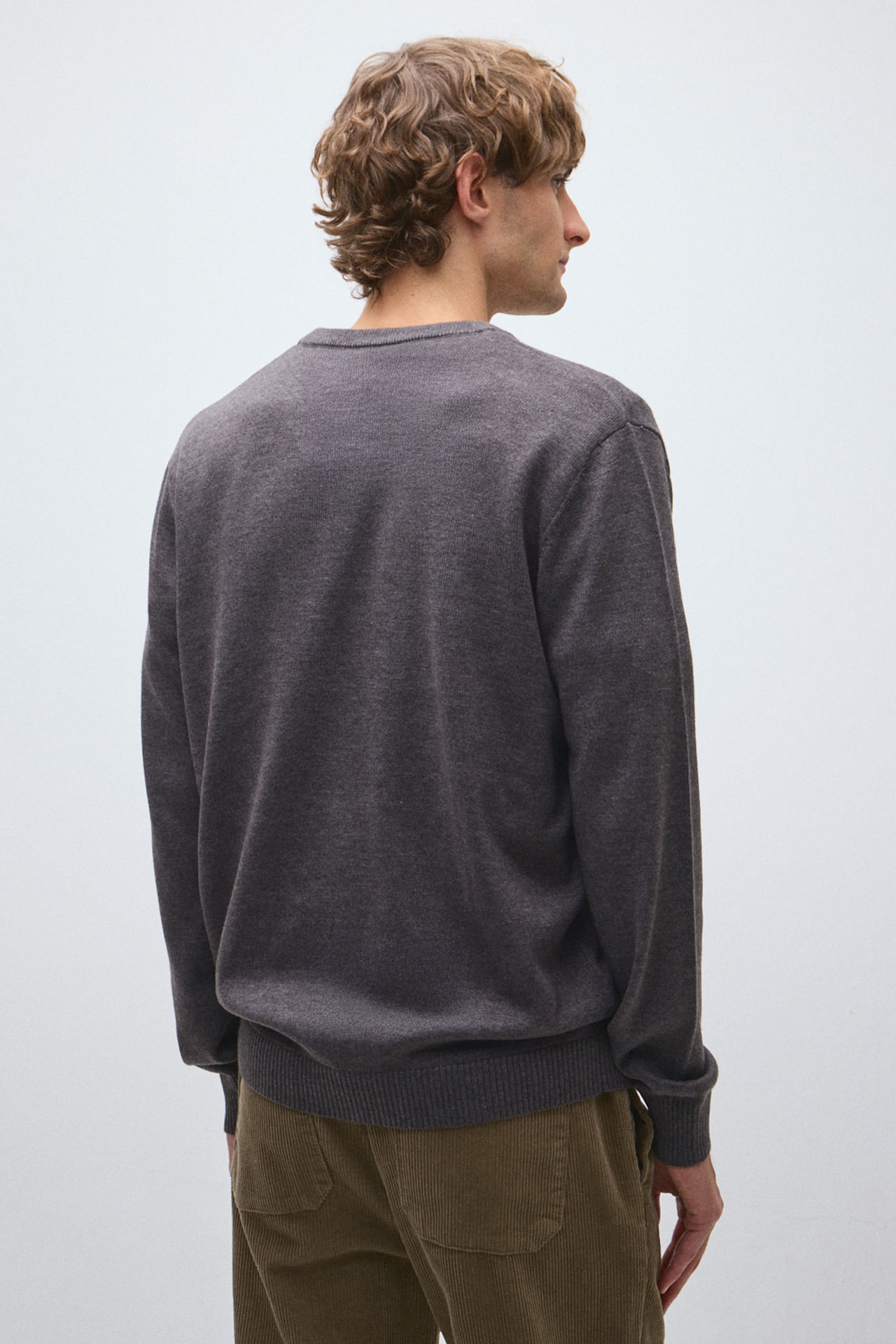 Sweater cuello V liso — imagen 3