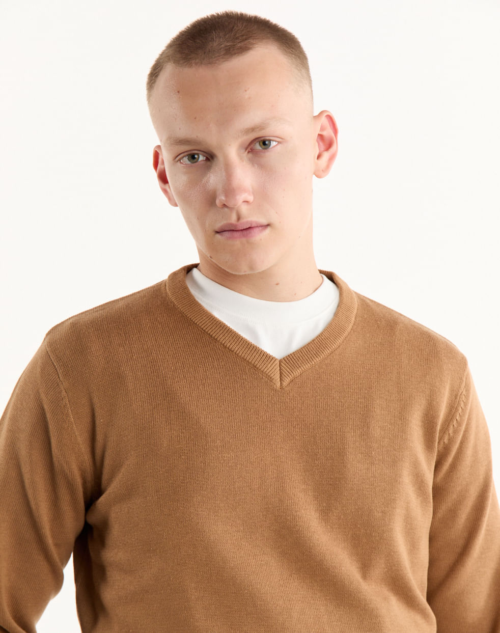 Sweater cuello V liso KAZÁN — imagen 2