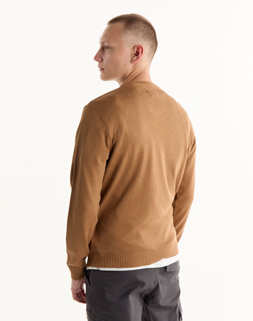 Sweater cuello V liso KAZÁN — imagen 3