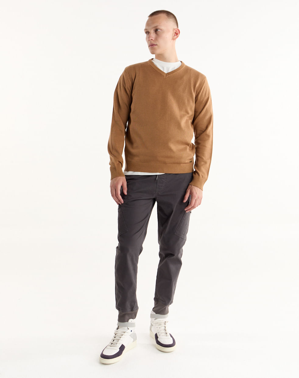 Sweater cuello V liso KAZÁN — imagen 4