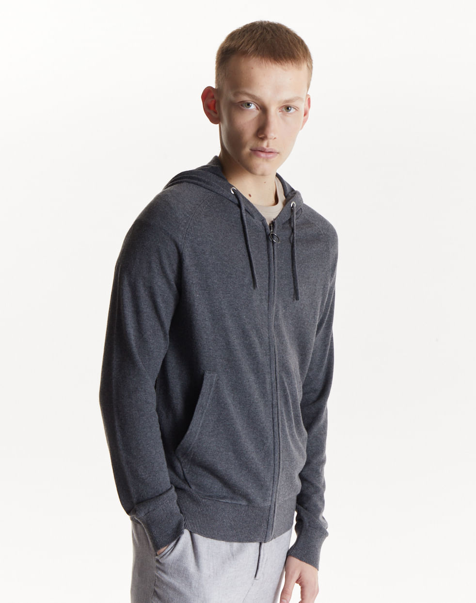Campera tejida con capucha KOA