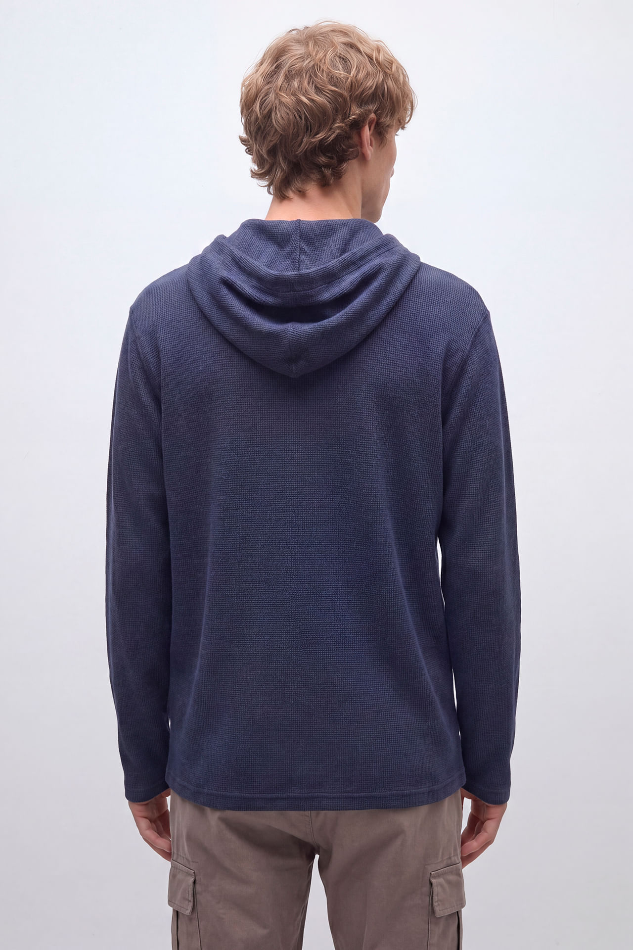 Remera tramada con capucha — imagen 3